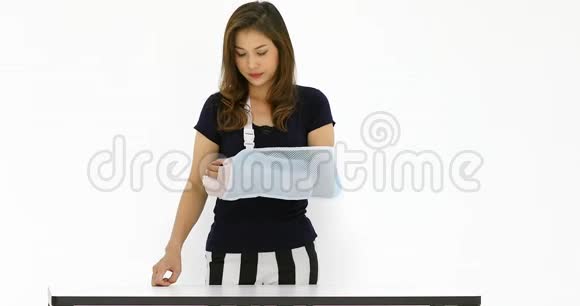 亚洲女人卸下她的手臂吊带视频的预览图