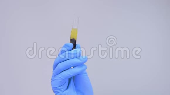 一只一次性实验室手套用离心血液保存试管视频的预览图