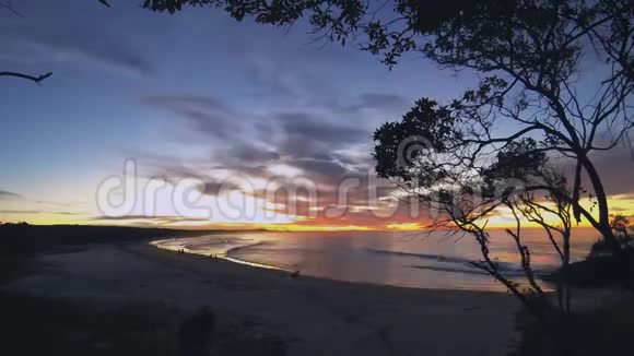 北斯特拉布罗克岛海滩夜间时间流逝缤纷的傍晚海景视频的预览图