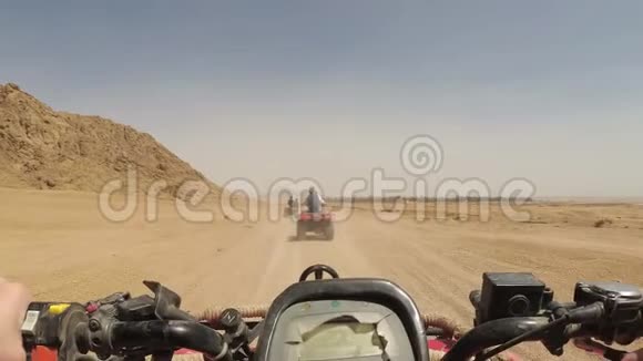 四人自行车穿越沙漠视频的预览图