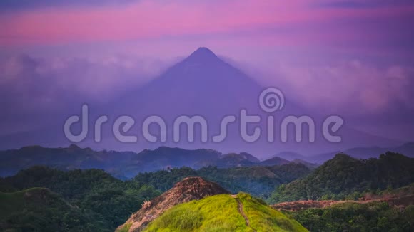 紫色浓密的云层环绕着五月火山的轮廓视频的预览图