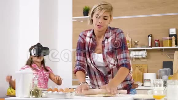 母亲在厨房工作而她的女儿分散了她的注意力视频的预览图