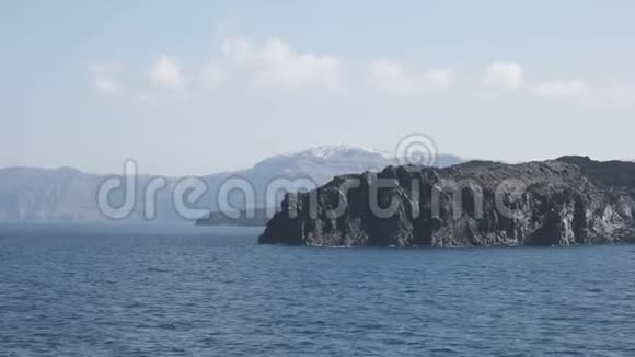 从渡船上看到的桑托里尼岛的蒂拉村视频的预览图