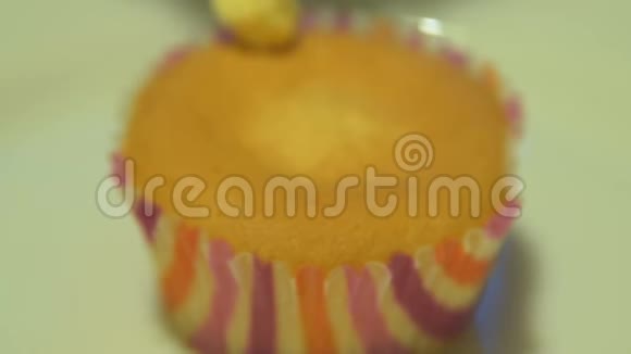 用奶油装饰的纸杯蛋糕视频的预览图