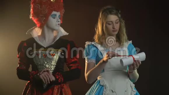 红心女王站在爱丽丝旁边她读着卷轴视频的预览图