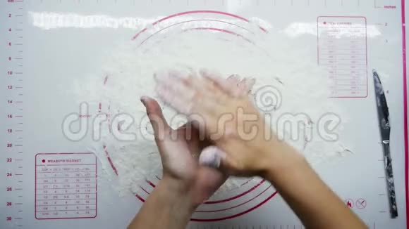 俯视图女性亲手烹饪美味的芝士蛋糕由面团干酪和面粉制成视频的预览图