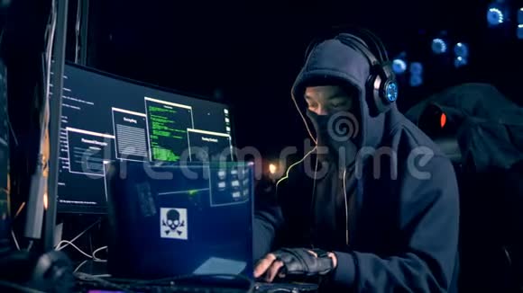 穿着帽衫的男性黑客在操作电脑视频的预览图
