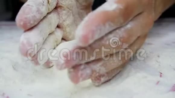 由女人亲手烹制美味的芝士蛋糕由面团干酪和面粉制成视频的预览图