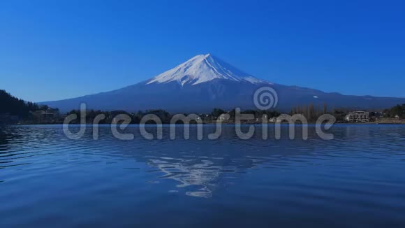 山来自日本川口湖的蓝天富士视频的预览图