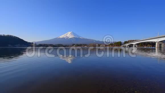 从日本川口湖俯瞰富士山蓝天视频的预览图