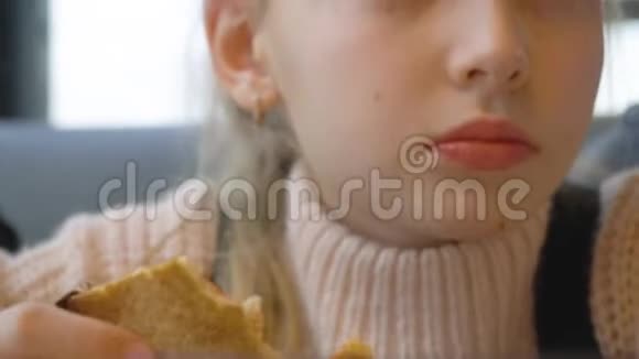 特写镜头在快餐店吃意大利披萨的少女视频的预览图