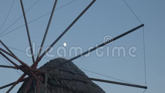 月亮和米科诺斯历史风车的特写镜头视频的预览图