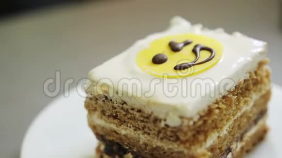 蛋糕带着微笑特写视频的预览图