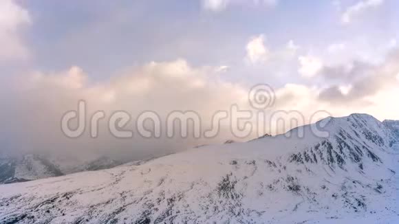 安道尔山脉比利牛斯山脉冬季时间流逝视频的预览图