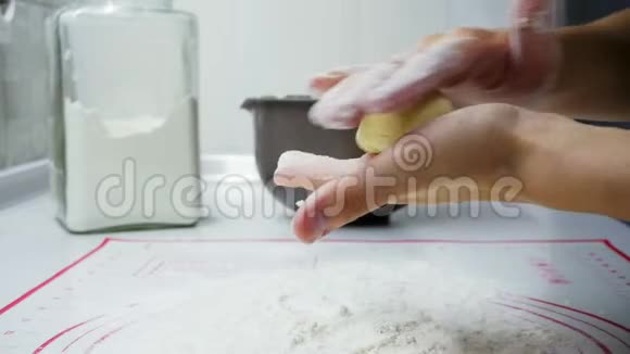 特写镜头一个女人正在做美味的芝士蛋糕面团白干酪和面粉做成的视频的预览图