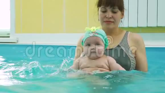 可爱的女婴喜欢在游泳池游泳视频的预览图