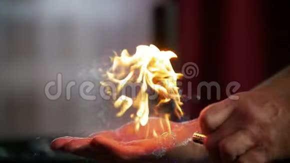 一个人在手上点燃一个肥皂泡火焰点燃为孩子们表演动画师视频的预览图