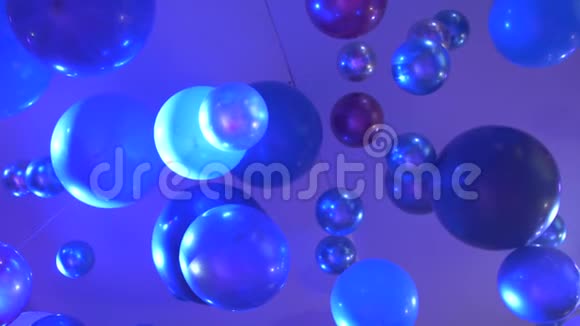 在一个生日聚会上沿着气球的背景慢动作派对上的蓝色气球在夜总会的灯光下点燃音乐视频的预览图