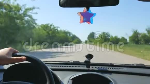 从行驶在道路上的汽车的乘客车厢中的视野视频的预览图