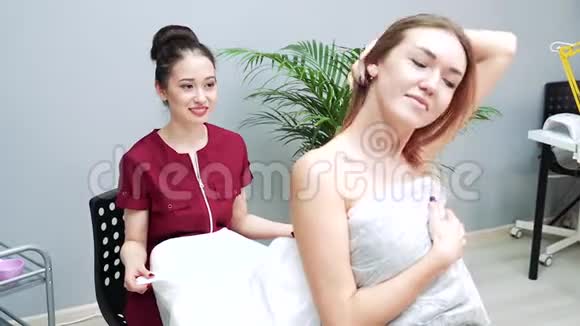 亚洲女性美容师为一个女孩准备美容手术视频的预览图