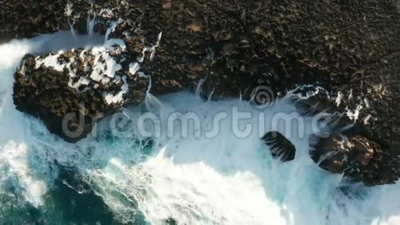 巴厘岛努沙杜瓦悬崖上海浪拍打的俯瞰图视频的预览图