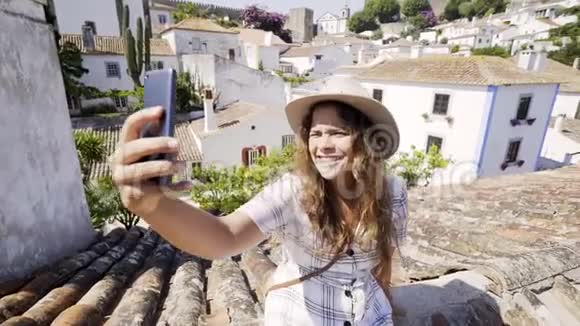 快乐的女人在屋顶自拍视频的预览图