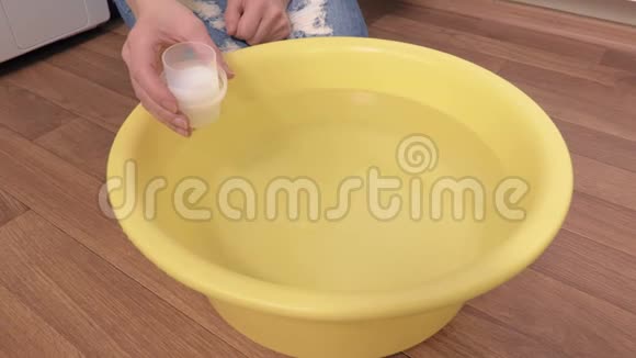 女人在水中添加洗涤剂视频的预览图