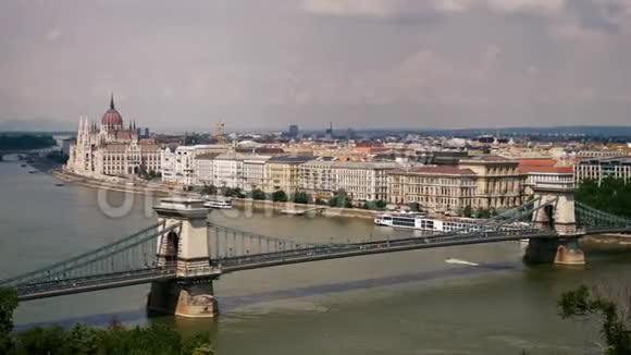布达佩斯链桥和议会大楼视频的预览图