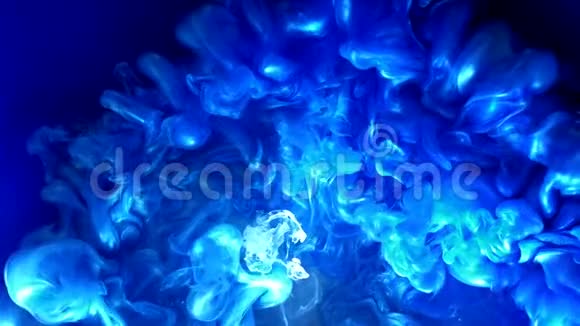 液体爆炸蓝色发光烟雾云视频的预览图