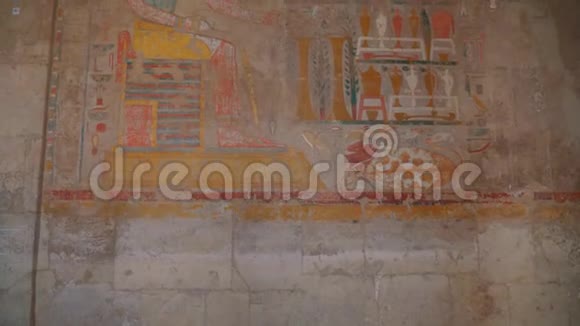 阿努比神在埃及诸王谷的坟墓上画画视频的预览图