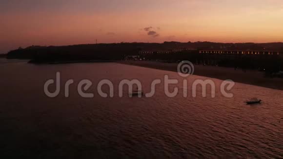金色日落时海滩和海景的鸟瞰图视频的预览图