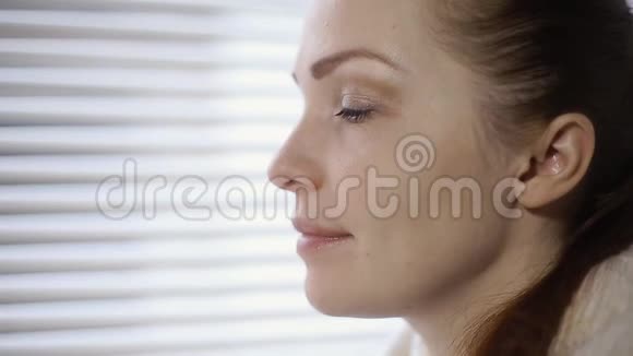 患病妇女因过敏而打喷嚏和鼻涕视频的预览图