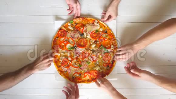从提供食物的过程中可以看到男性和女性手拿着带有奶酪西红柿和火腿的披萨片饥饿群体视频的预览图