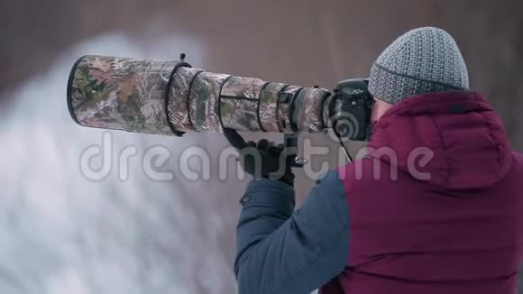 冬季男子用长焦镜头拍照视频的预览图