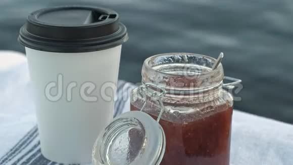 河岸上的纸杯茶视频的预览图