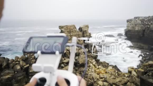 庄稼人在海滨驾驶无人机视频的预览图
