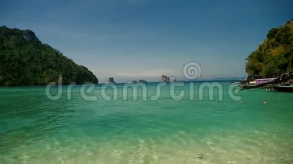 美丽的小岛上有水晶般的蓝水和船只视频的预览图