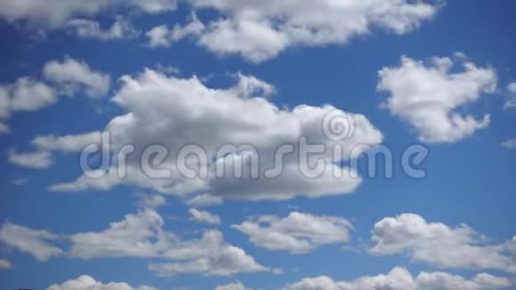 美丽的白云在蓝天上快速地移动时间流逝夏日晴朗的天空视频的预览图