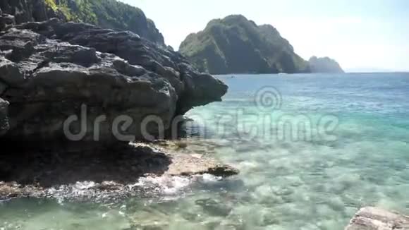 美丽的海岸有岩石和清澈的水视频的预览图