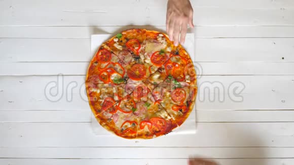 从上面可以看到女性的手掌拍打她的男性饥饿的朋友的手不允许吃一片比萨饼视频的预览图