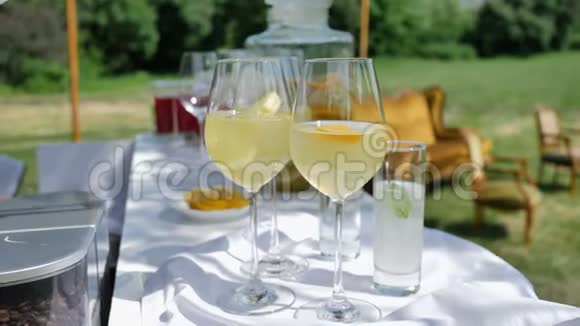 加柠檬和冰的鸡尾酒用于生日或婚礼视频的预览图
