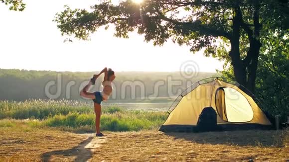 女人在帐篷前做瑜伽视频的预览图
