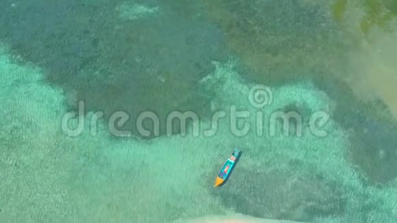 菲律宾绿松石水和环礁中珊瑚的4K空中景观环绕着无尽的蓝色视频的预览图