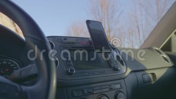 汽车内部仪表板视频的预览图