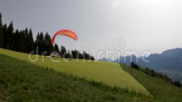 法国阿尔卑斯山脉安纳西附近的弗克莱兹上校跳跃的伞兵视频的预览图