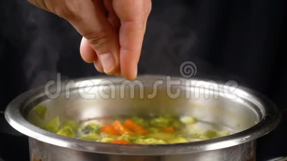 在蔬菜汤中加入盐慢动作视频的预览图