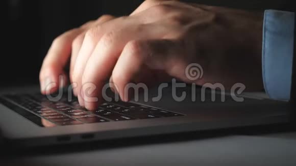 在办公室的办公桌上商人用手在笔记本电脑键盘上打字负责笔记本电脑的经理视频的预览图