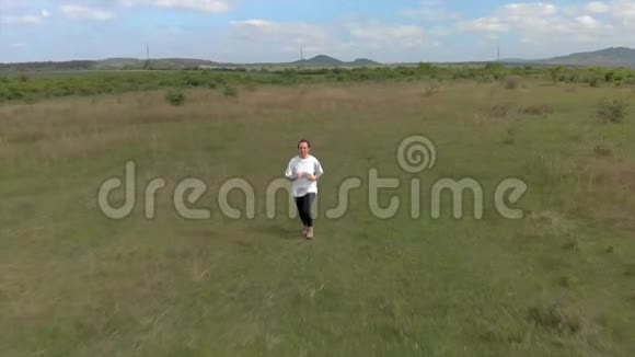 匈牙利草地上一个女人的空中镜头视频的预览图
