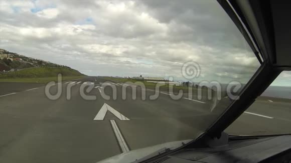 葡萄牙马德拉的Funchal在要求严格的马德拉国际机场05号跑道起飞时的飞行员视野视频的预览图