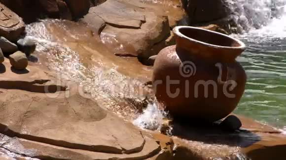 小溪和水中的瀑布视频的预览图